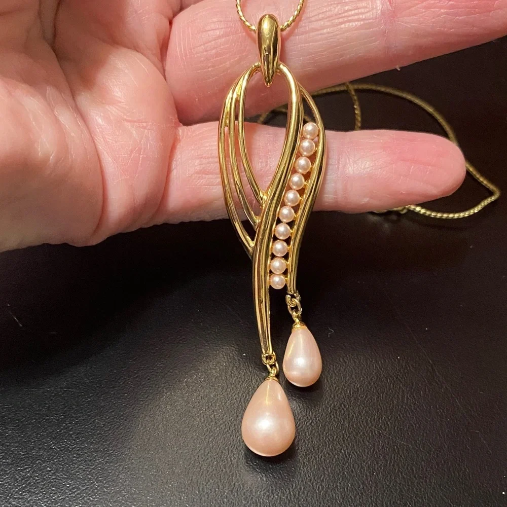 Vintage 30” Gold and Pink Pearl Pendant Necklace